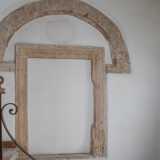 ...introdotto da un finestrone con un rinascimentale lunettone murato...